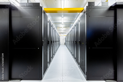 Foto Symmetrical AI data center aisle between server rack rows