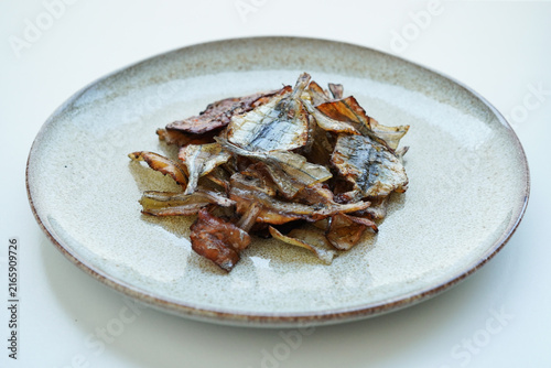 Obraz na płótnie 日本の伝統的なおつまみである小魚の干物とみりん干しの盛り合わせ