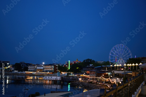 Fotografie The shore of Anapa Bay on a summer evening.