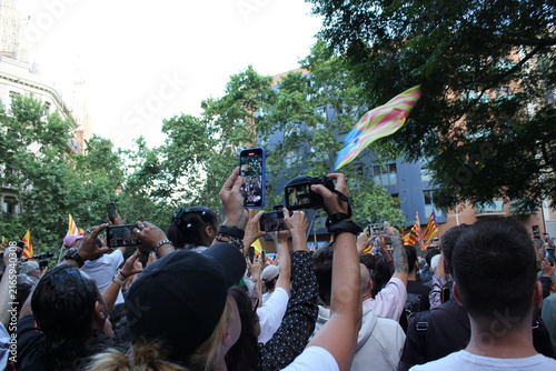 Obraz na płótnie A crowd recording the Pope Leo XIV during his visit to La Sagrada Familia