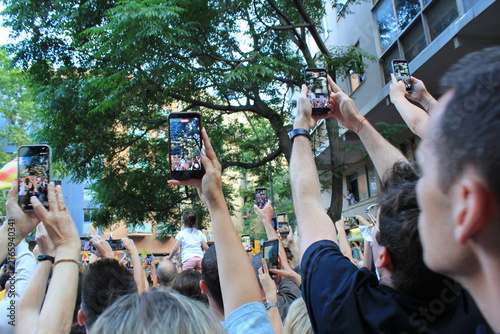 Fotografía A crowd recording the Pope Leo XIV during his visit to La Sagrada Familia