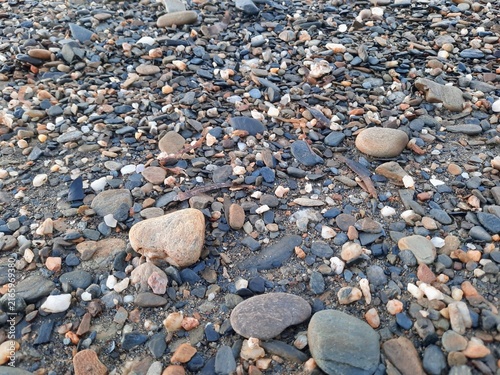 Foto Close-up view of colorful smooth pebbles and stones covering a natural beach sur