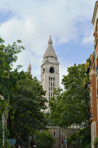 Cuadro en lienzo View of the Basilica of the Sacred Heart of Paris from a leafy residential stree