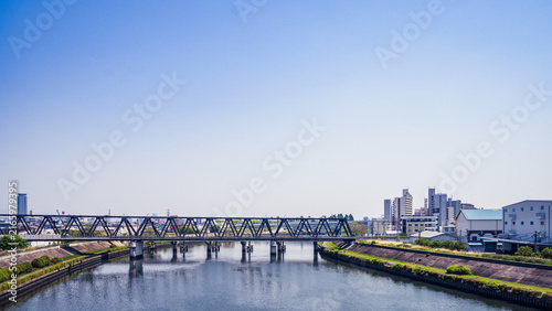 川に架かるトラス構造の鉄橋と青空の風景
