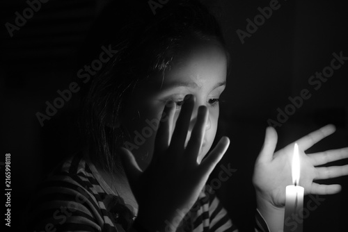 Obraz na płótnie Child with candle in darkness