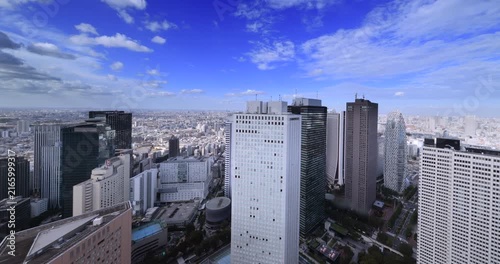 東京都庁展望室から望むビル群と街の景色