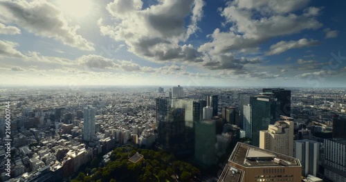 東京都庁展望室から望むビル群と街の景色