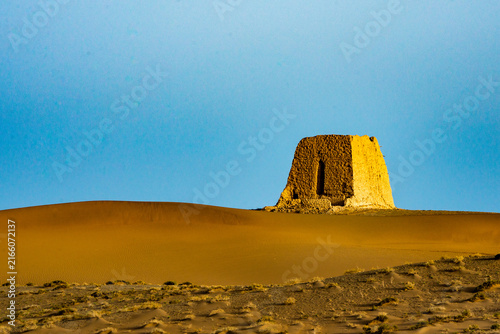 Quadro su tela Ancient Great Wall beacon tower standing alone in the vast arid landscape of Gan