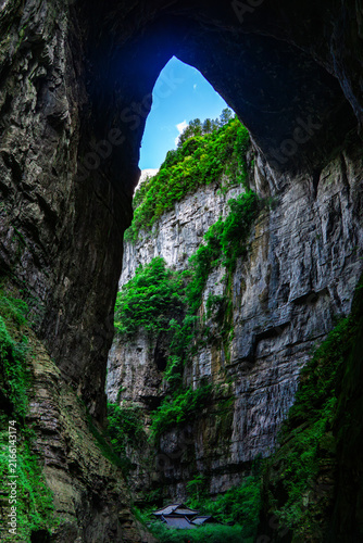 Fotografie The viewing platform in the sinkhole of karst landform