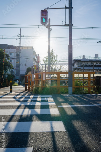 踏切手前の横断歩道の風景