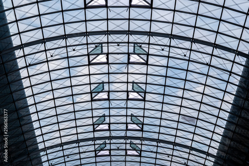 Foto Unterhalb des gewölbten Glasdaches blickt man in den Himmel