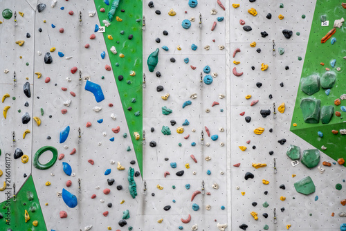Fotografía Eine riesige Kletterwand mit bunten Griffen und Tritten in einer Kletterhalle