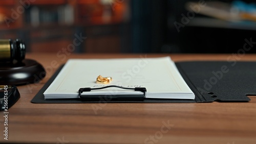 Foto Divorce papers lie on desk where divorce proceedings require judge gavel, while divorce conflict involves gavel near legal document