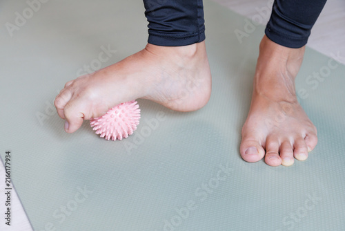 Therapeutic foot exercise with a spiky ball for daily foot care, strengthening the arch, improving toe mobility and supporting prevention of hallux valgus and foot problems.