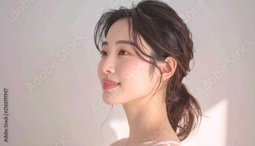 自然な笑顔の日本人女性横顔ポートレート｜Natural skincare lifestyle beauty image