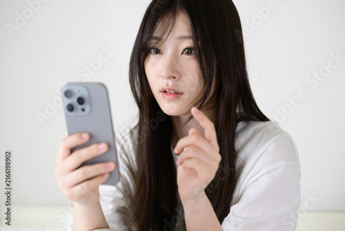 Naklejka スマートフォンを見る女性