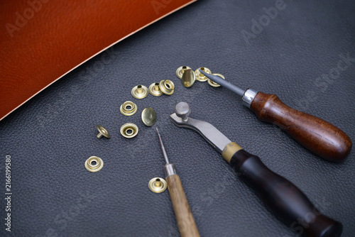 レザークラフト工具とホック金具