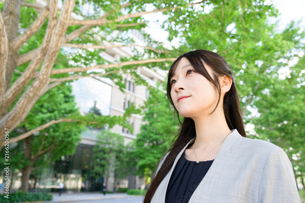 Fototapeta premium 新緑を見上げる日本人女性