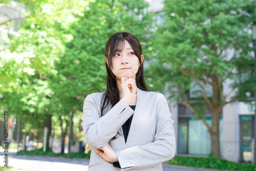 Obraz w ramie 悩む日本人女性
