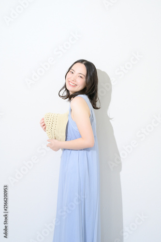 Obraz na płótnie 白背景で帽子を持つ日本人女性のビューティイメージ