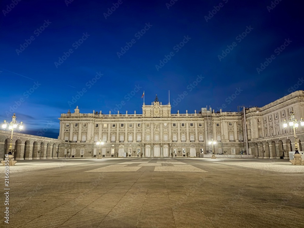 Obraz premium Royal Palace Illuminated at Night