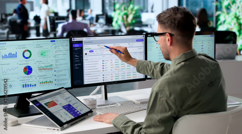 Quadro su tela Man Uses Laptop To Track Internal Controls