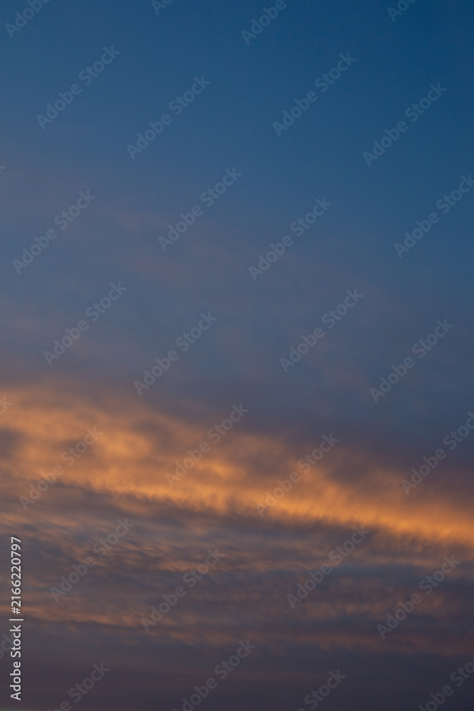 Obraz premium Golden Sunset Clouds in Blue Sky