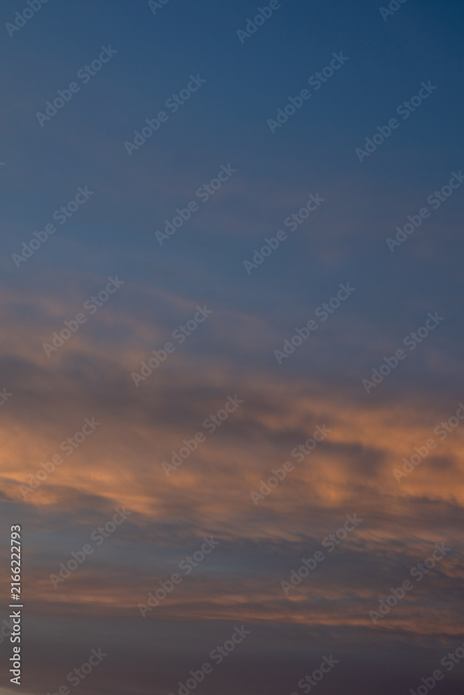 Obraz premium Golden Clouds at Sunset