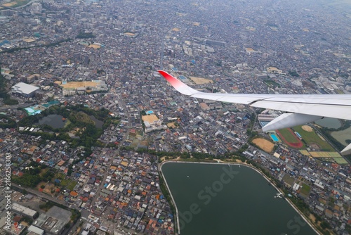 Fototapeta 離陸中の飛行機から見る兵庫県伊丹市の景観