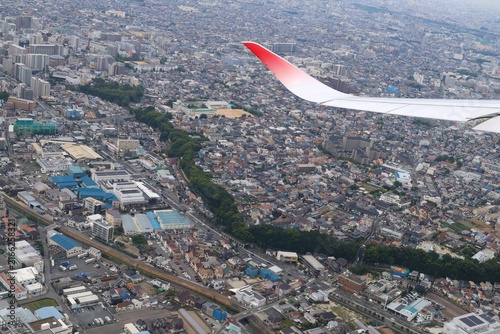 Fototapeta 離陸中の飛行機から見る兵庫県伊丹市の景観