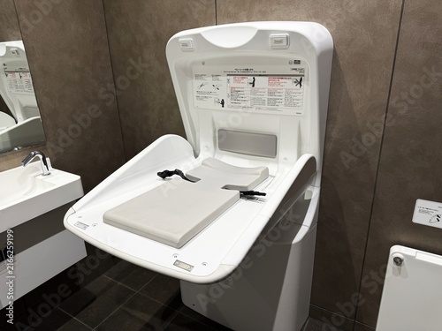 Fototapeta 多目的トイレに整備されたベビーベッド