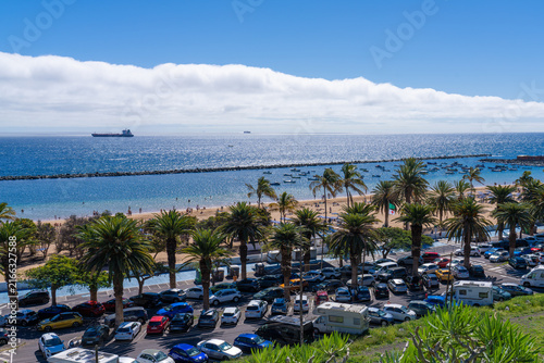 Foto Las Teresitas beach in Tenerife, Canary Islands, Spain, with palm trees, sandy b