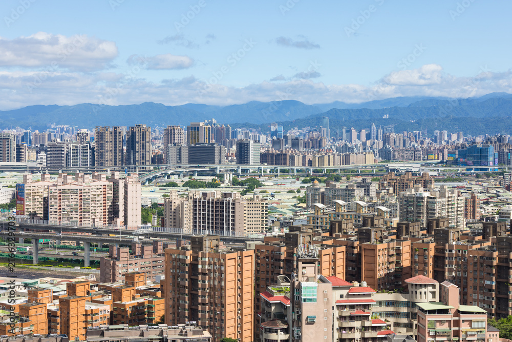 Naklejka premium Highway interchange and Taipei city skyline