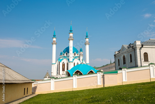 Quadro su tela Kul Sharif mosque with blue domes and minarets rising above white kremlin wall,