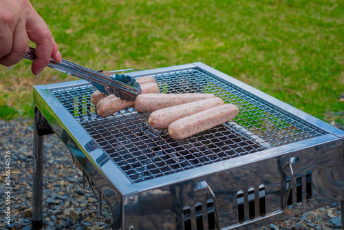 キャンプでソーセージを焼く