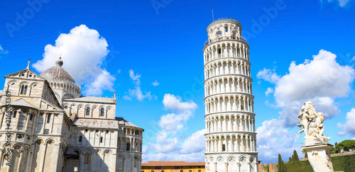 Cuadro en lienzo The Leaning Tower of Pisa and Pisa Cathedral under clear blue sky with white clo