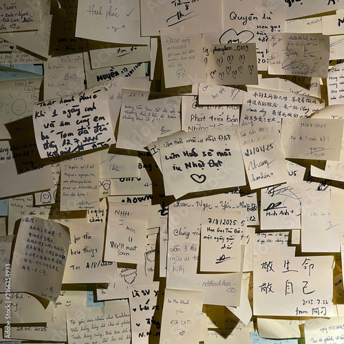 Konstfotografi Wall of handwritten message notes and sticky memos with personal wishes and trav