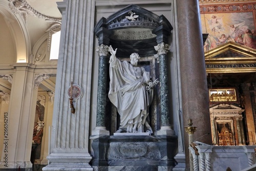 Roma - Statua di San Pietro nella Basilica di San Giovanni in Laterano