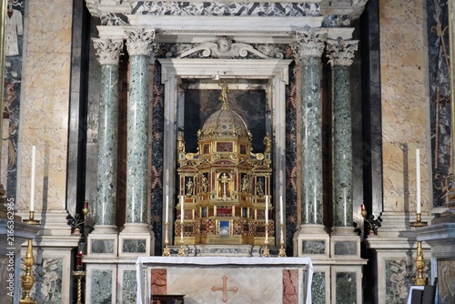 Roma - Tabernacolo sull'altare del Santissimo Sacramento nella Basilica di San Giovanni in Laterano