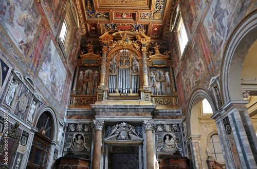 Roma - Organo monumentale nel transetto della Basilica di San Giovanni in Laterano