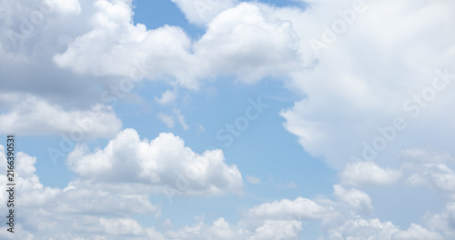 Принти на полотні fluffy white clouds building up in the light blue sky