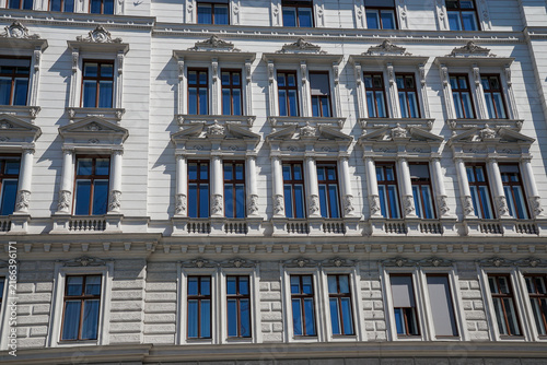 Canvastavla Elegant historic facade in Vienna with ornate window surrounds, columns, sculptu