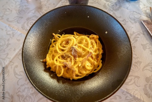 Canvastavla Spaghetti carbonara on a black plate for lunch