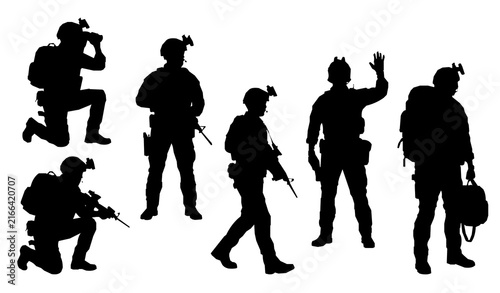 Foto Elite military operator silhouette pack with full tactical equipment patrol trai