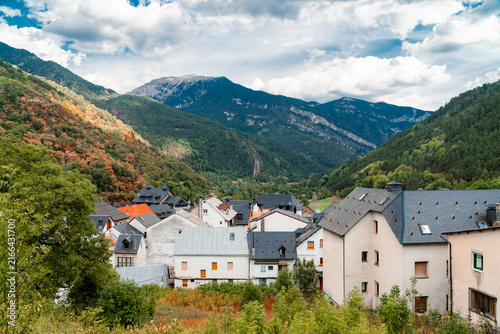 Quadro su tela Panoramic landscape in Bielsa village, Pirineos de Aragón Spain