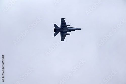 Foto A military fighter jet is flying high in a cloudy sky