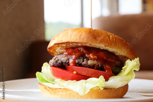 白い皿の上の手作りハンバーガー