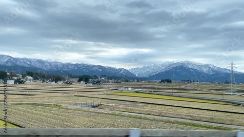 新幹線から眺める田園風景と立山連峰