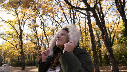 Foto Woman enjoying autumn forest looking up with happy expression