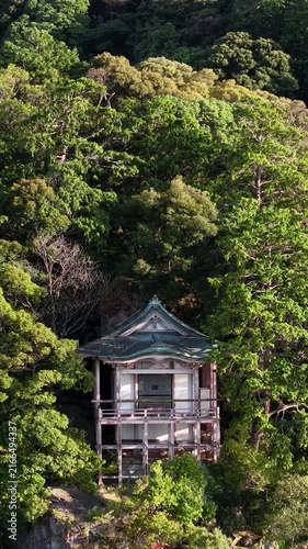 縦型・天空の寺と呼ばれる滋賀の伊崎寺と広大な森（空撮） / Vertical Isakiji Temple in Shiga Called Temple in the Sky and Vast Forest Aerial